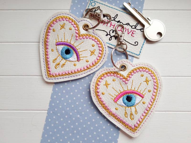 Heiliges Herz Anhänger Gestickt Creme Weiß, Veganes Kunstleder, Hochzeit Muttertag, Rückspiegel Schlüsselanhänger Taschenbaumler Heiliges Herz Anhänger Gestickt Creme Weiß, Veganes Kunstleder, Hochzeit Muttertag, Rückspiegel Schlüsselanhänger Taschenbaumler von SonnenGlueck