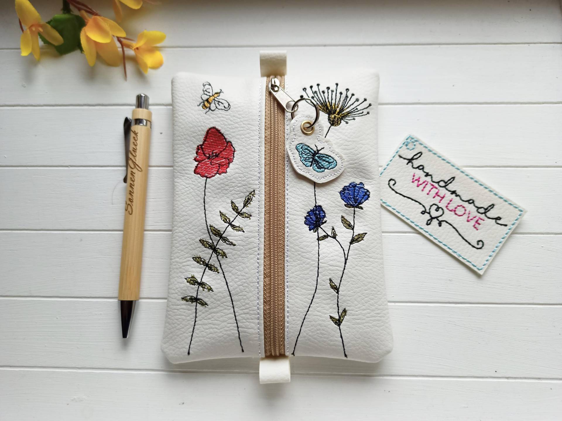 Kleine Bestickte Tasche Wiesenblumen Biene, Kunstleder Weiss, Reissverschluss Etui, Geschenk Unistart Kleine Bestickte Tasche Wiesenblumen Biene, Kunstleder Weiss, Reissverschluss Etui, Geschenk Unistart von SonnenGlueck