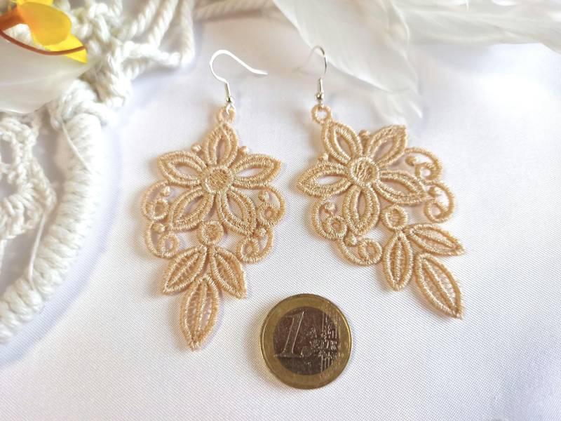 Leichte Sandfarbene Spitzen Ohrringe, Groß, Gestickt, Lace Statementohrringe von SonnenGlueck