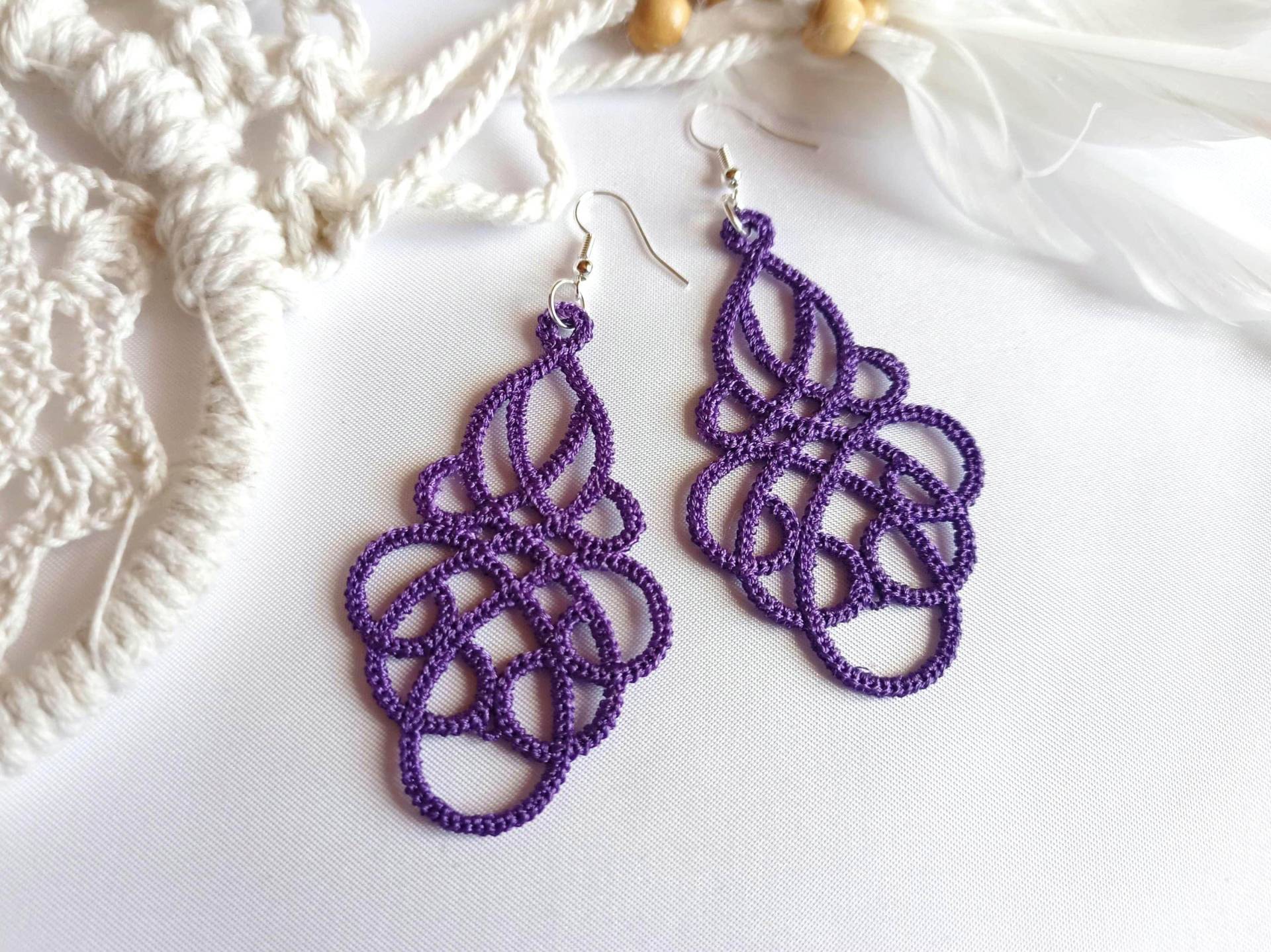 Lila Spitzenohrringe Groß Leicht, Gestickt, Lace Boho Sommer, Hängeohrringe von SonnenGlueck