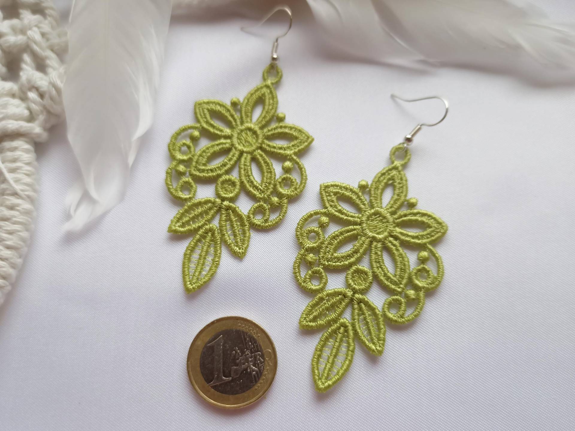 Lindgrüne Spitzen Ohrringe, Groß Und Leicht, Gestickt, Lace Frühling von SonnenGlueck