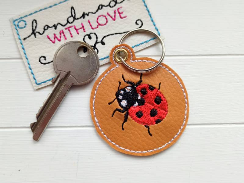Marienkäfer Schlüsselanhänger Gestickt, Veganes Kunstleder, Anhänger Rucksack Taschenbaumler Geschenk Glücksbringer von SonnenGlueck