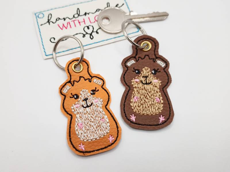 Meerschweinchen Anhänger Gestickt, Kunstleder Braun, Schlüsselanhänger Taschenbaumler Zipper von SonnenGlueck