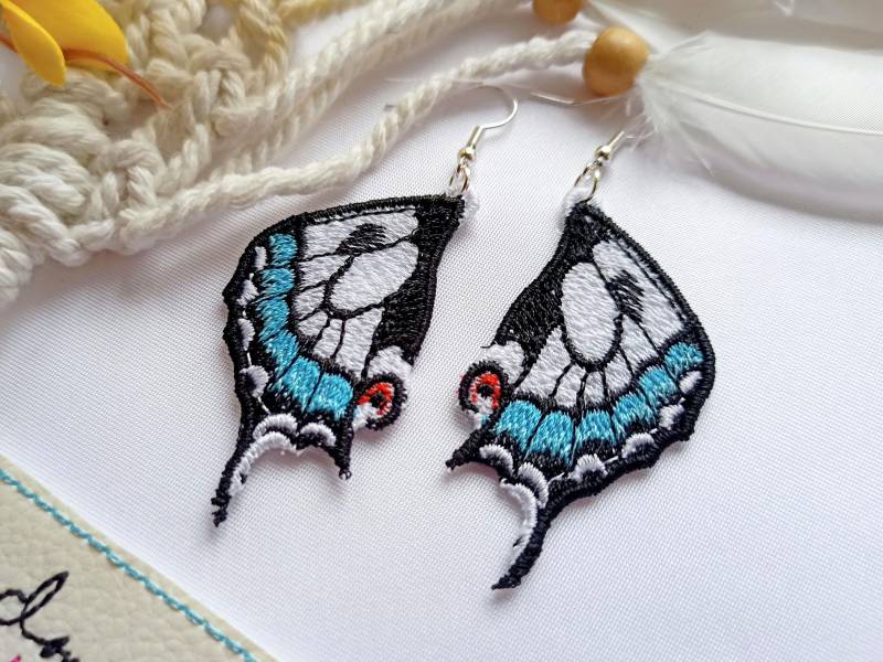 Ohrringe Schmetterlings Flügel Gestickt, Blau, Weiß, Schwarz, Spitzenohrringe Sommerschmuck von SonnenGlueck