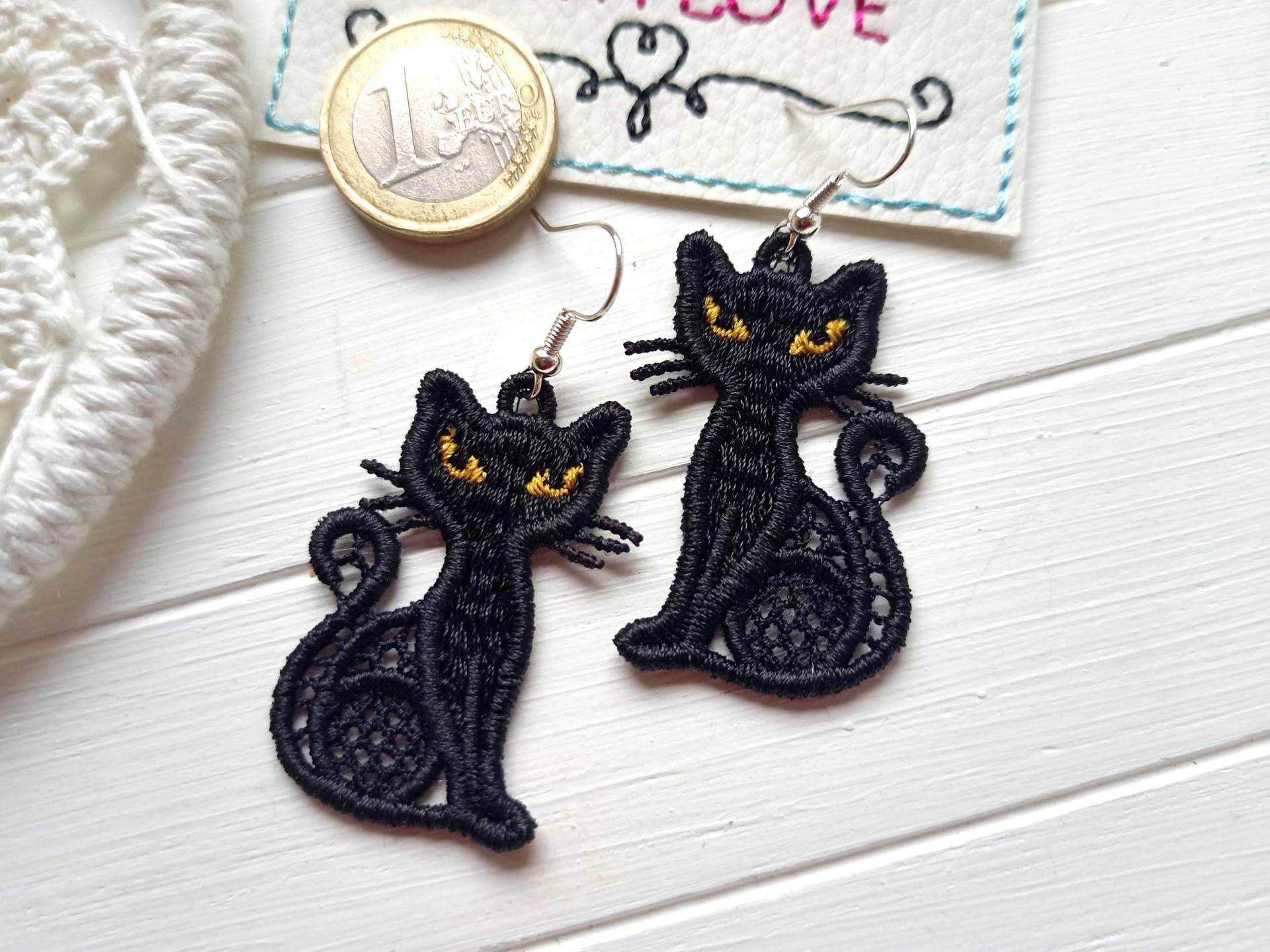 Ohrringe Schwarze Katze, Gestickter Spitzenschmuck, Lace Gothic Halloween von SonnenGlueck