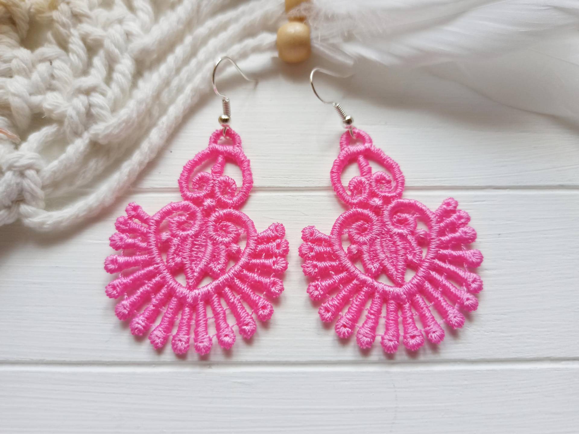 Ohrringe Spitze Pink Gestickt, Leicht, Lace Boho Sommer, Statement Schmuck Hängeohrringe von SonnenGlueck