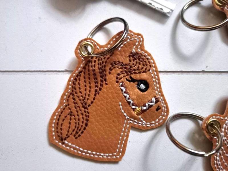 Pferd Schlüsselanhänger Gestickt Auf Kunstleder, Anhänger Rucksack Taschenbaumler Geschenk Mädchen von SonnenGlueck