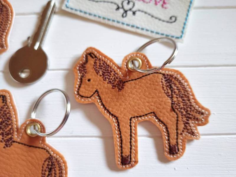 Pferd Schlüsselanhänger Kunstleder Bestickt, Anhänger Rucksack Taschenbaumler Geschenk Einschulung von SonnenGlueck