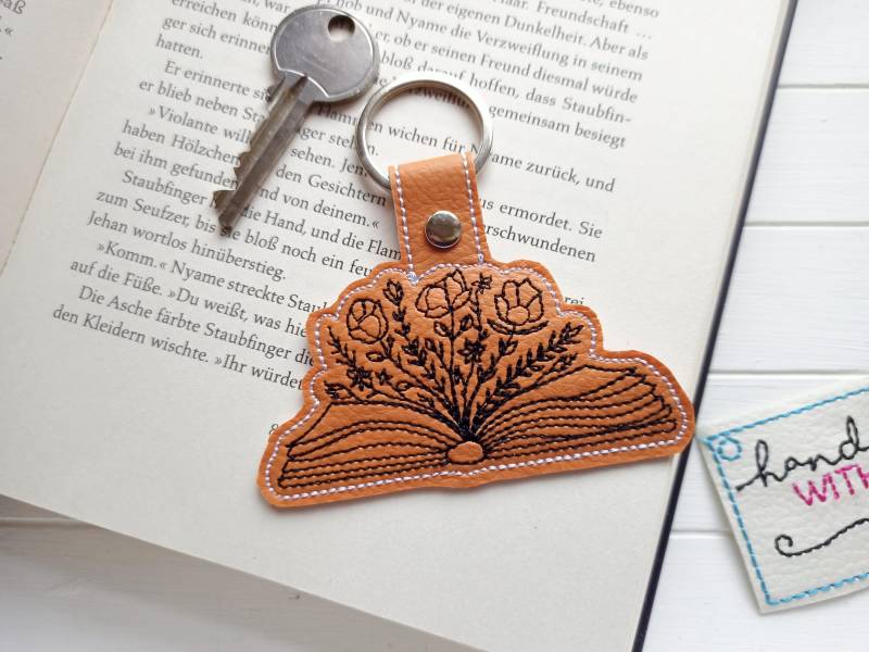 Schlüsselanhänger Buch Gestickt Auf Kunstleder Braun, Taschenanhänger Geschenk Buchfreund Leseratte von SonnenGlueck