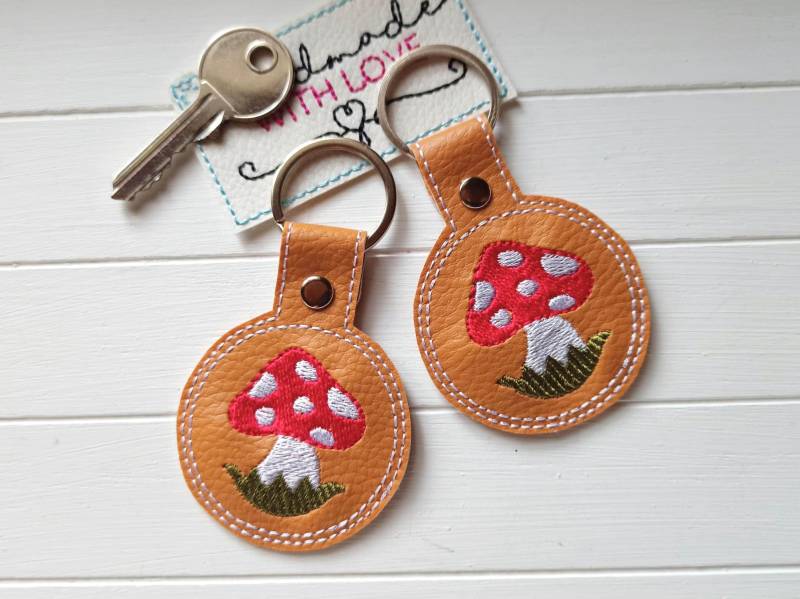 Schlüsselanhänger Fliegenpilz Gestickt, Kunstleder Braun, Glückspilz Taschenbaumler, Geschenk Pilzsammler Glücksbringer, Prüfung Abi von SonnenGlueck