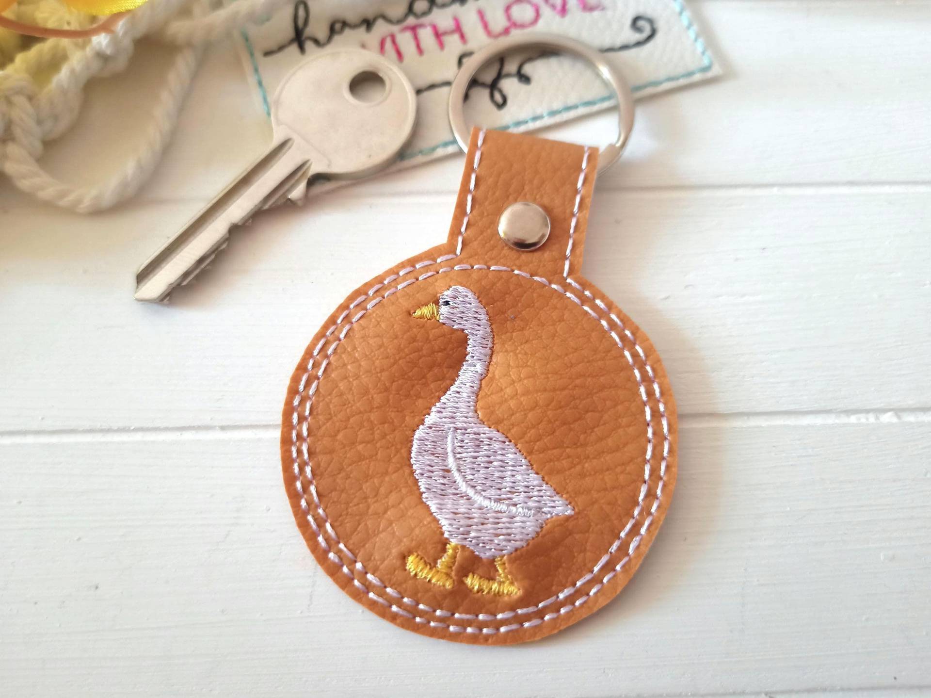 Schlüsselanhänger Gans Gestickt, Kunstleder Braun, Vegan, Taschenbaumler Geschenk Rucksack Anhänger Muttertag von SonnenGlueck