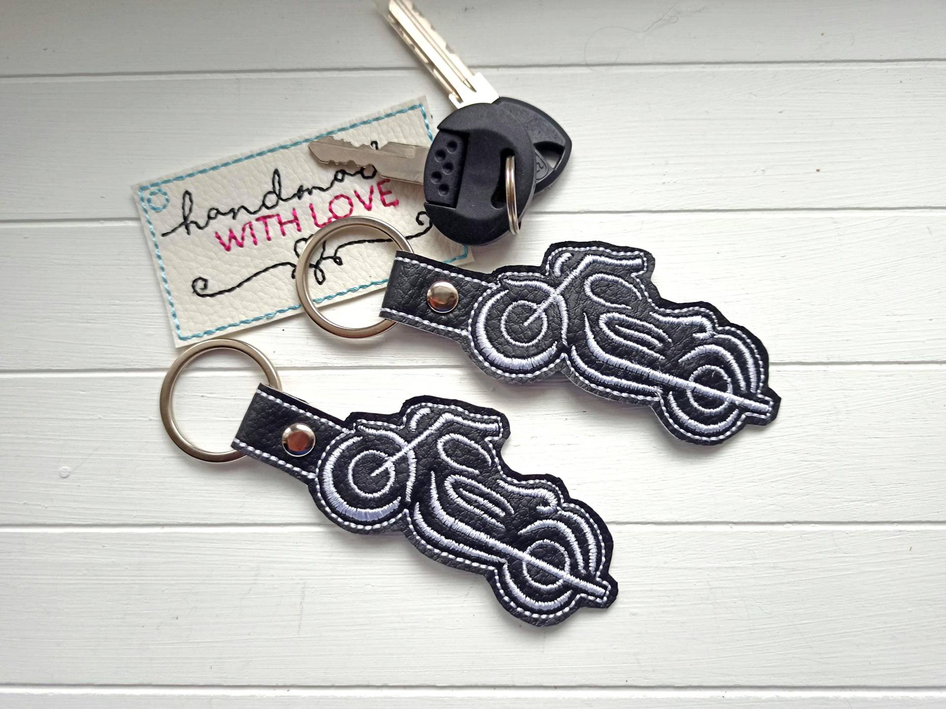 Schlüsselanhänger Motorrad Gestickt, Kunstleder Schwarz Weiß, Anhänger Biker, Geschenk Vatertag von SonnenGlueck