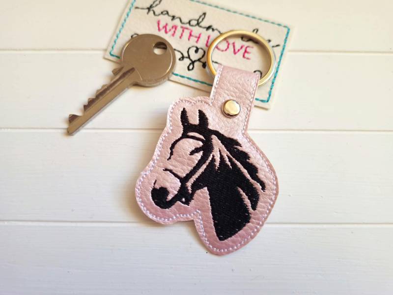 Schlüsselanhänger Pferd Gestickt Auf Rosa Kunstleder, Taschenbaumler Geschenk Freundin Rucksack Anhänger von SonnenGlueck