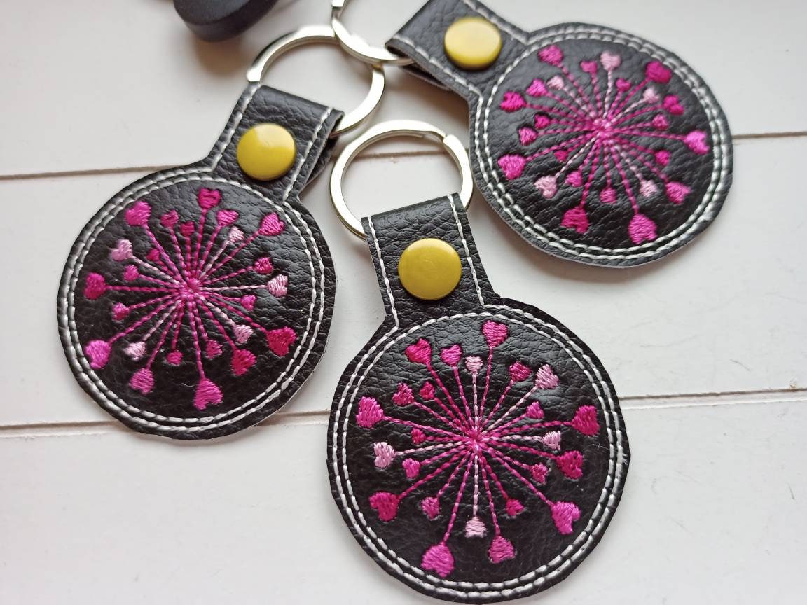 Schlüsselanhänger Pusteblume Pink Gestickt Auf Kunstleder, Anhänger Taschenbaumler Geschenk von SonnenGlueck