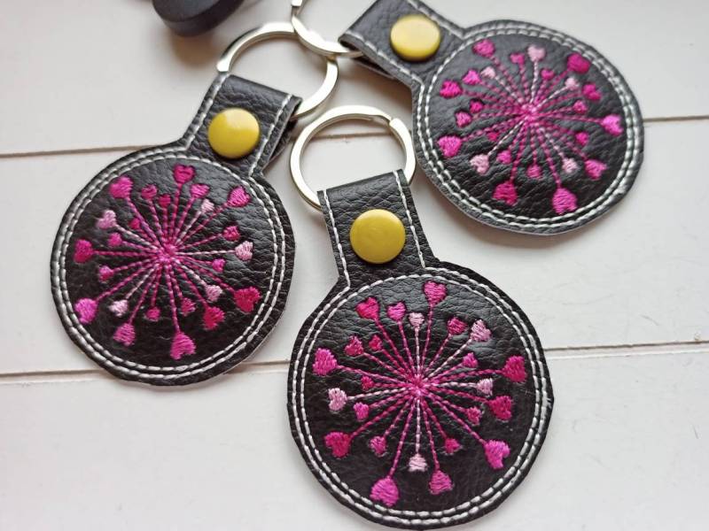 Schlüsselanhänger Pusteblume Pink Gestickt Auf Kunstleder, Anhänger Taschenbaumler Geschenk von SonnenGlueck
