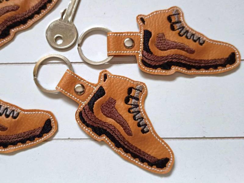 Schlüsselanhänger Wanderschuh Bergschuh Gestickt, Braunes Kunstleder, Taschenbaumler Wanderer, Bergwanderer Rucksack Anhänger von SonnenGlueck