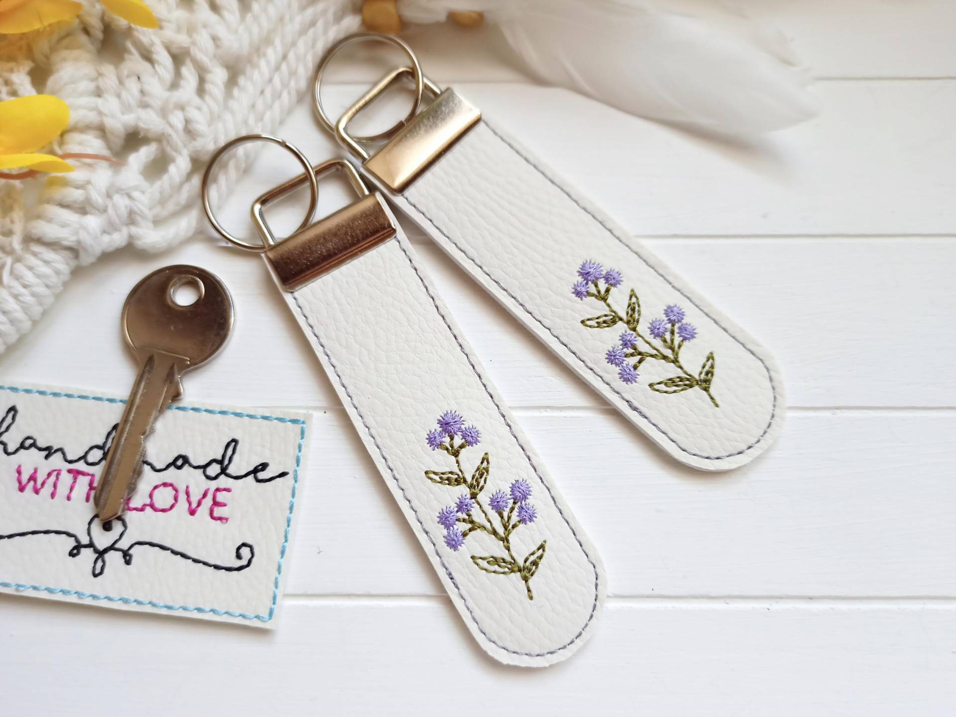 Schlüsselanhänger Wiesenblume Bestickt, Weisses Kunstleder, Veganer Geschenk Freundin, Garten, Gärtner von SonnenGlueck