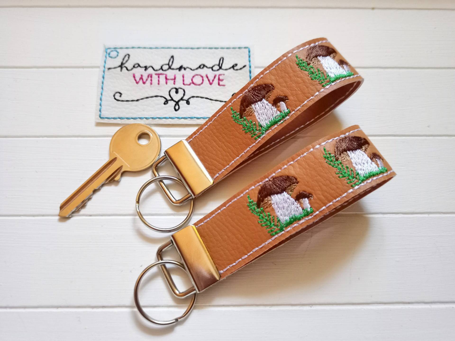 Schlüsselband Pilze Gestickt, Kunstleder Braun, Veganer Schlüsselanhänger Für Pilzsammler von SonnenGlueck