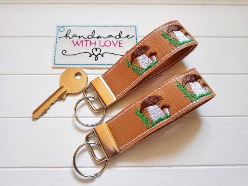 Schlüsselband Pilze Gestickt, Kunstleder Braun, Veganer Schlüsselanhänger Für Pilzsammler von SonnenGlueck