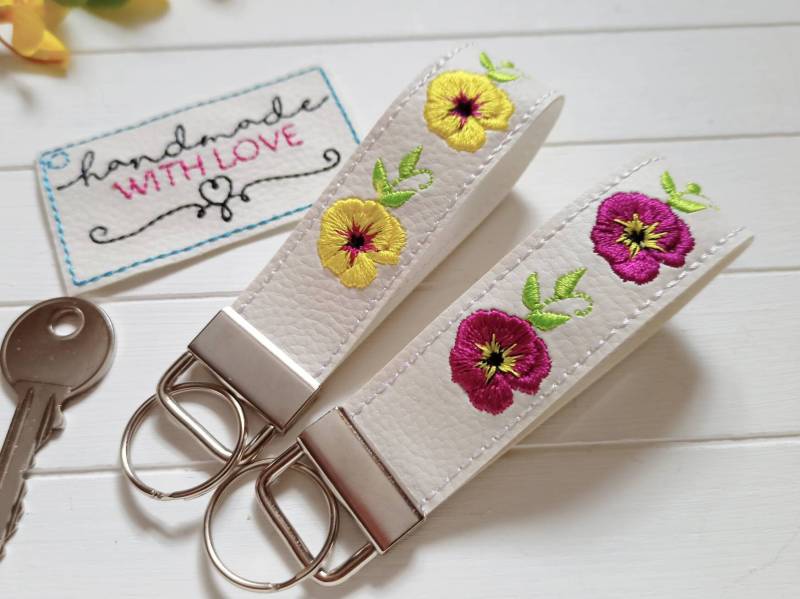 Schlüsselband Stiefmütterchen Gestickt Kunstleder Creme, Veganer Schlüsselanhänger von SonnenGlueck