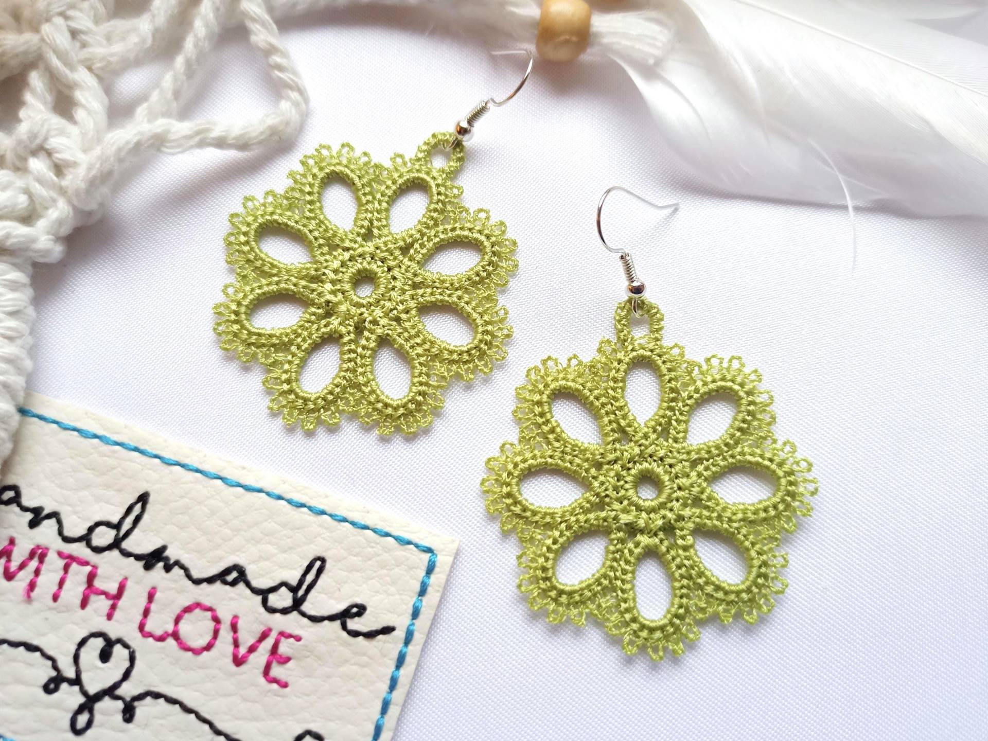 Spitzenohrringe Blüten Lindgrün Gestickt, Leicht, Lace Boho Sommerschmuck, Hängeohrringe Filigran von SonnenGlueck