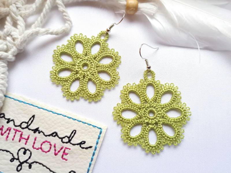 Spitzenohrringe Blüten Lindgrün Gestickt, Leicht, Lace Boho Sommerschmuck, Hängeohrringe Filigran Spitzenohrringe Blüten Lindgrün Gestickt, Leicht, Lace Boho Sommerschmuck, Hängeohrringe Filigran von SonnenGlueck