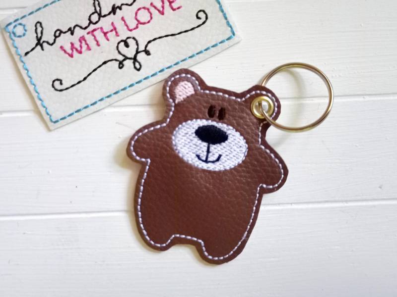 Teddy Bär Schlüsselanhänger Gestickt, Braunes Kunstleder, Anhänger Rucksack Oder Taschenbaumler von SonnenGlueck