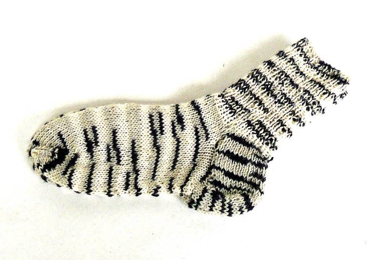 Kinderkuschelsocken Gr.26/27 4 Jahre Wintersocken Handgestrickte Socken Warme Kindersocken Schwarzweiße Hausschuhe Ks6851 von Sonnenblume1547