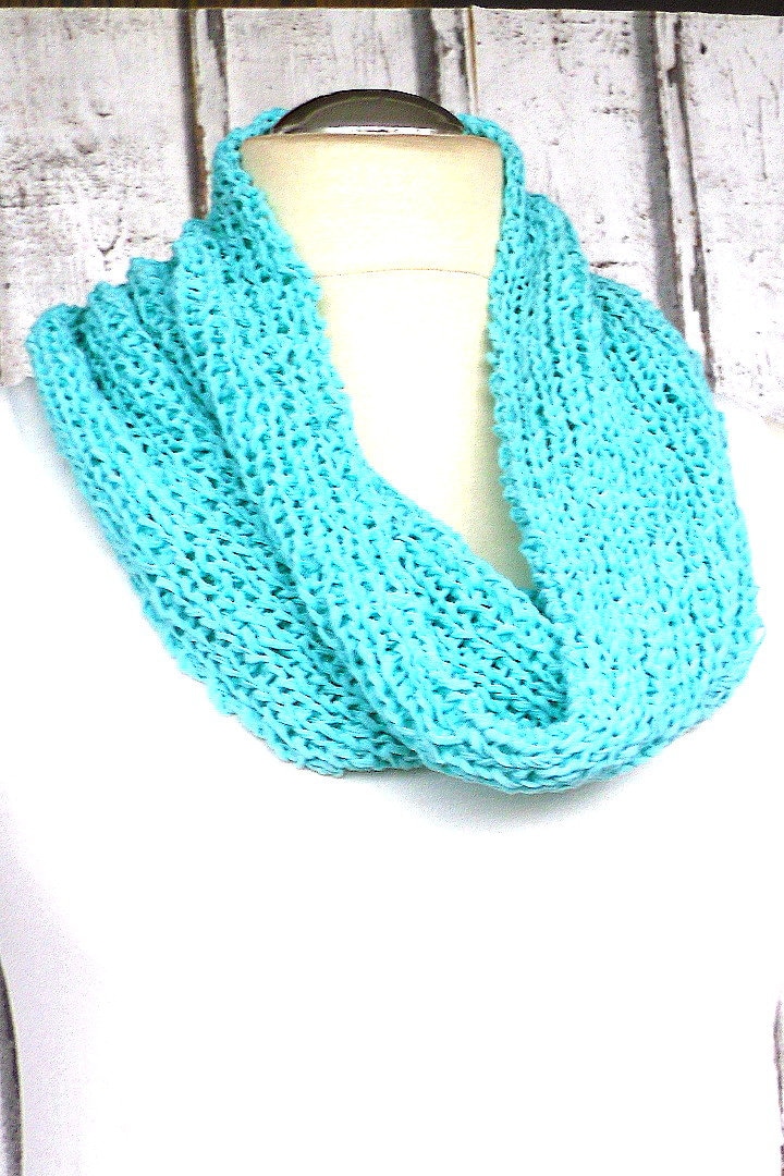 Loop Handgestrickt Schal Tuch Halswärmer Einfarbiger Mit Muster Handgefertigter Mintfarbener Nr 6675 von Sonnenblume1547