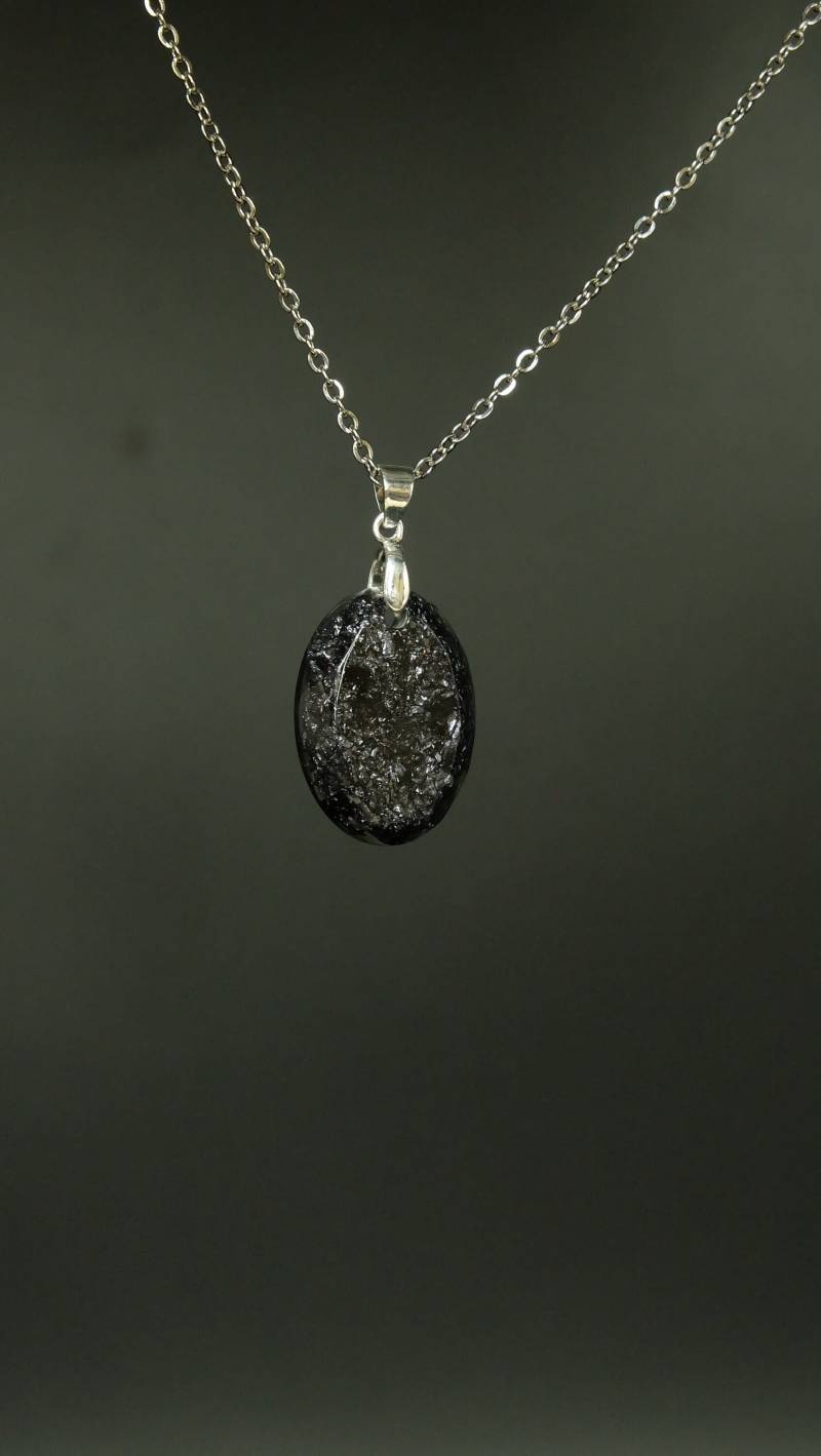 Amulett Aus Recycelten Metallen Und Kunstharz Von Hand Hochwertig Verarbeitet Als Tropfenanhänger Oder Oval von Sonnenkraft7