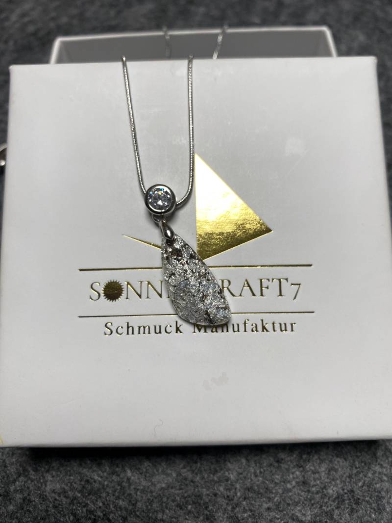 Blattsilber Anhänger Aus Edelsteinen Und Recycelten Metallspänen Kunstschmuck Von Hand Gefertigt von Sonnenkraft7
