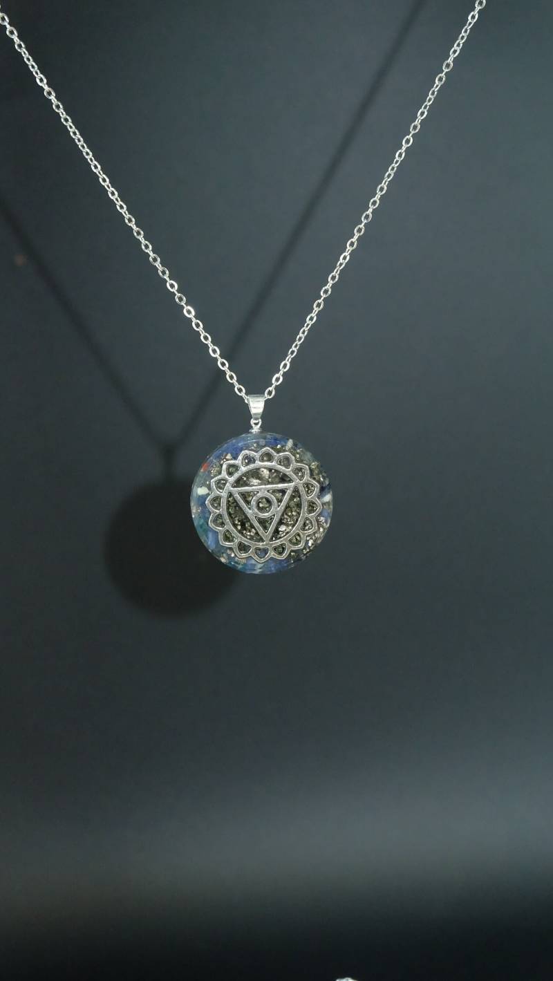 Halschakra Orgonit Amulett Mit Sodalith Dm 30mm Vishudda Chakra von Sonnenkraft7