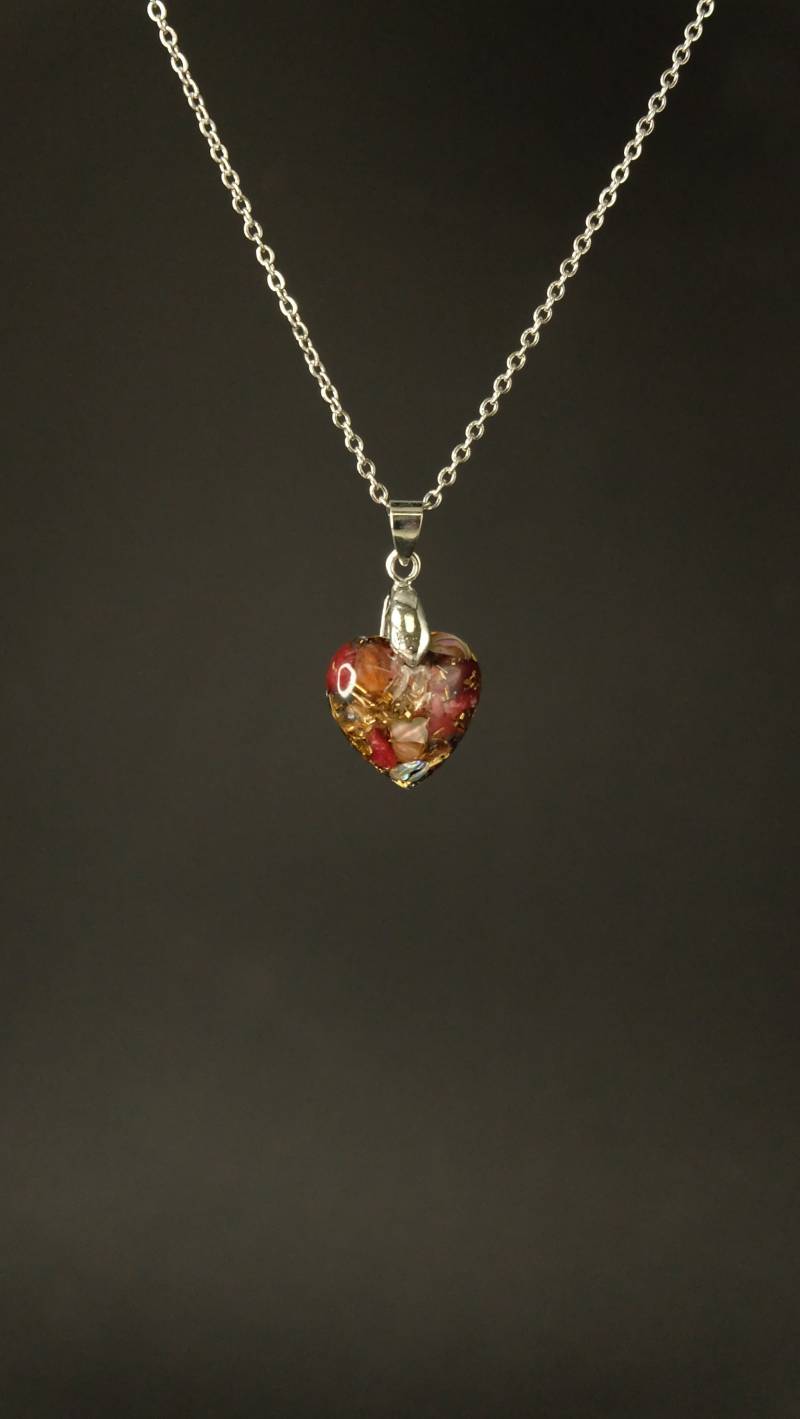 Herzanhänger Aus Orgonit Mit Thulit Und Perlmutt Für Herzchakra Liebe von Sonnenkraft7