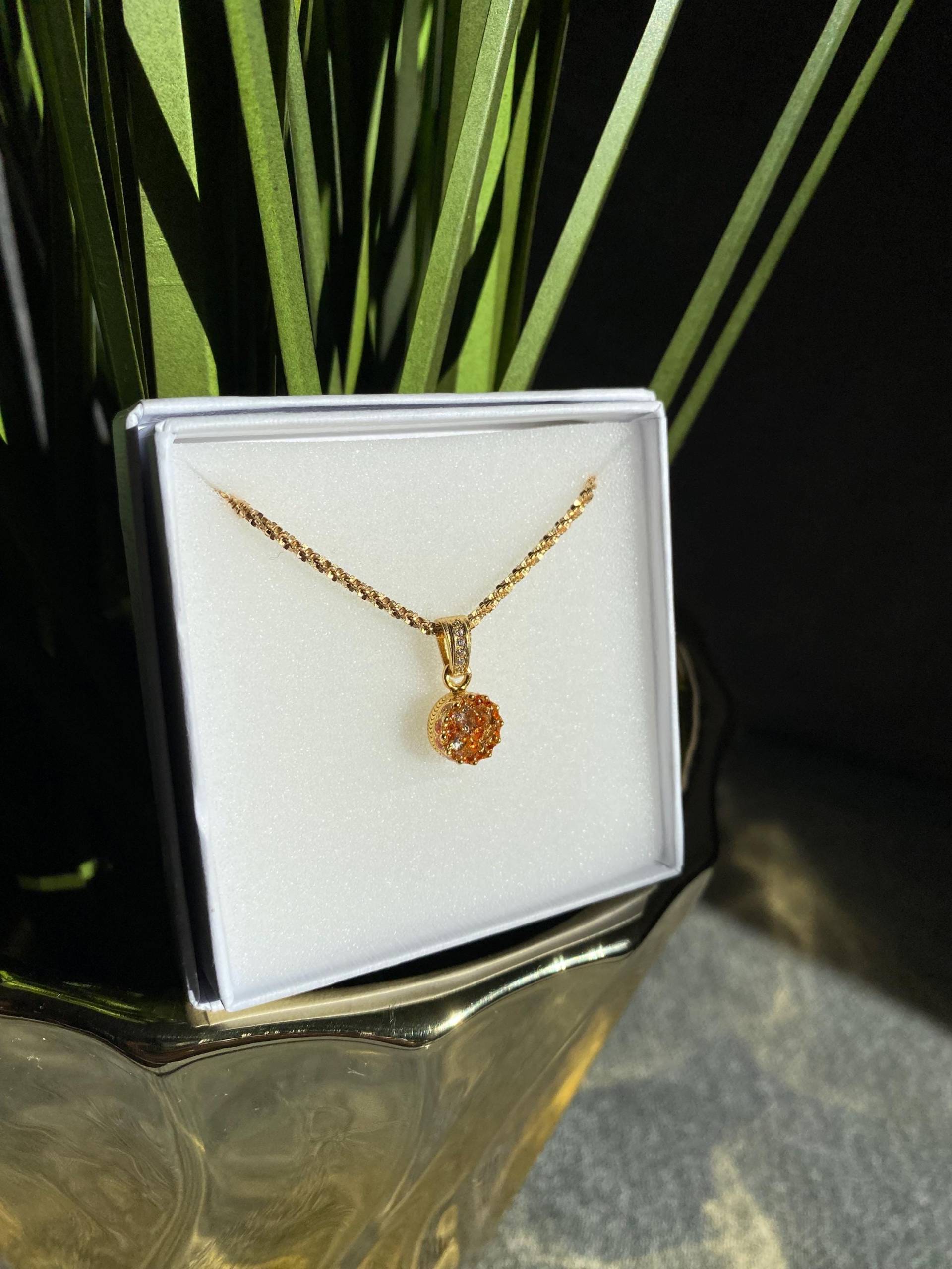 Königlicher Goldanhänger Mit Mandarin Brillianten Und Diamanten in Epoxidharz - Edel, Einzigartig & Handgefertigt | 8 Mm von Sonnenkraft7