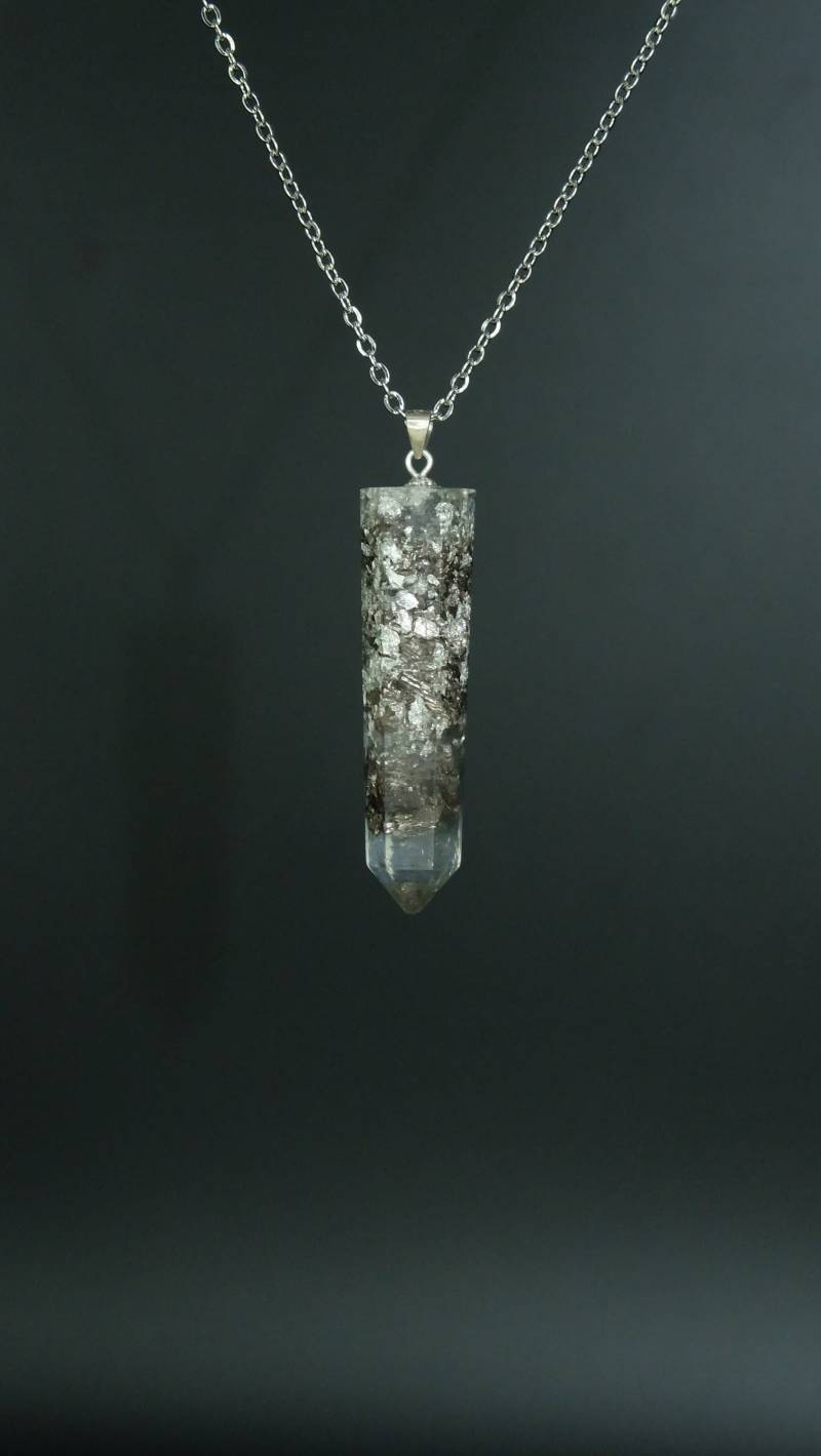 Obelisk Anhänger Aus Modernem Stil in Kunstharz Und Recycelten Metallen Verarbeitet von Sonnenkraft7