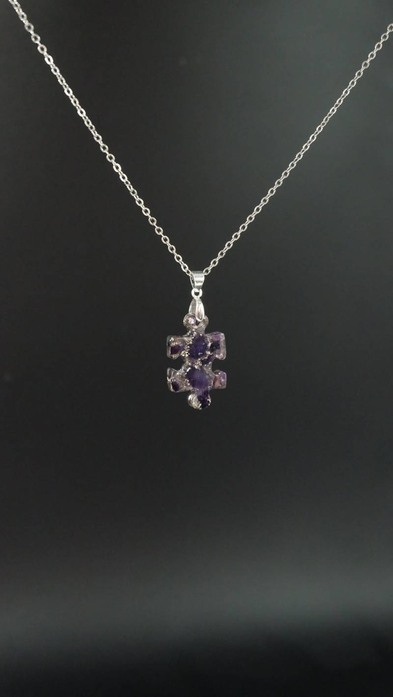 Puzzle Kettenanhänger Mit Amethyst Orgonit Anhänger Aus Edelsteinen Und Recycelten Metallspänen Kunstschmuck Von Hand Gefertigt von Sonnenkraft7