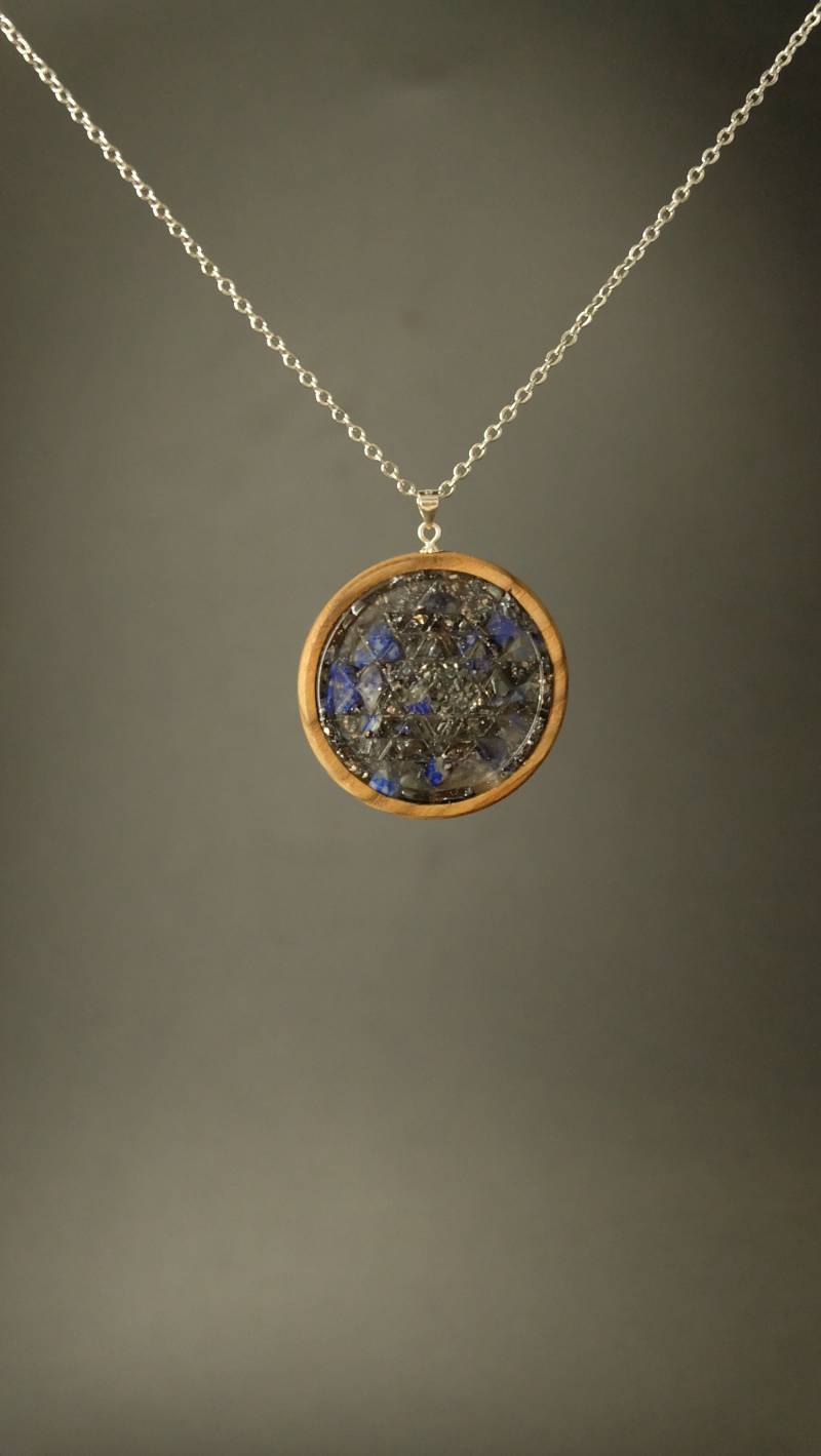 Sri Yantra Heilige Geometrie Orgonit Amulett Aus Essigbaum Mit Lapislazuli Und Silizium 925 Sterling Silber Fassung 35mm Dm von Sonnenkraft7