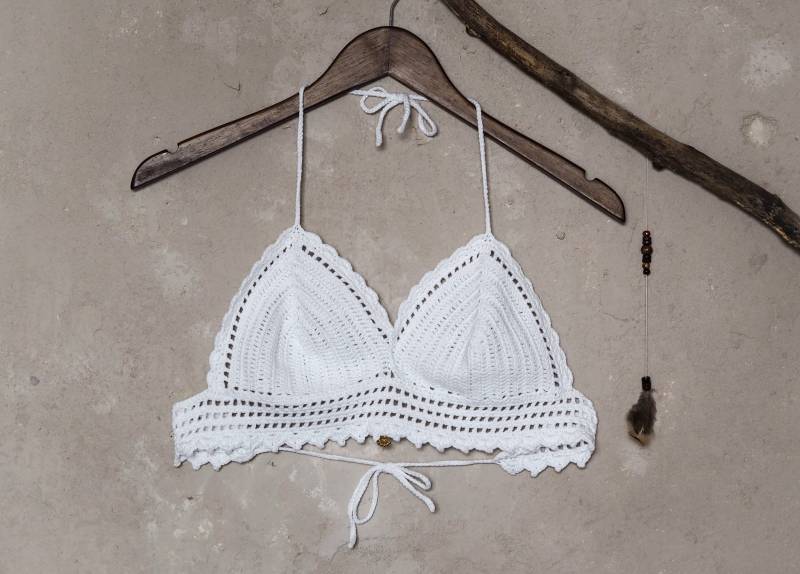 Weißes Handgemachtes Häkeltop Mit Messinganhänger Handgehäkeltes Top Häkel Bh Bralette von Sonnenmaschen