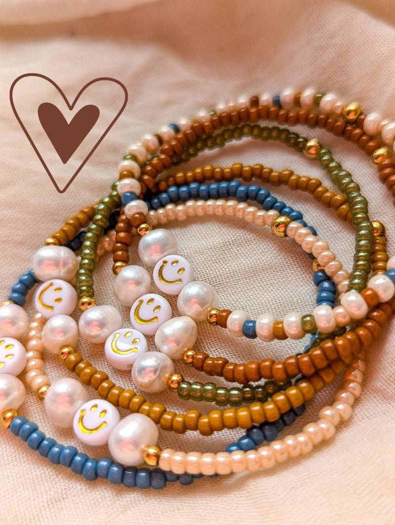 Armband Mit Süßwasserperlen, Buntes Perlenarmband, Freundschaftsarmband in Herbstfarben, Beige, Brauntöne, Gold von SonnenscheinKonfetti