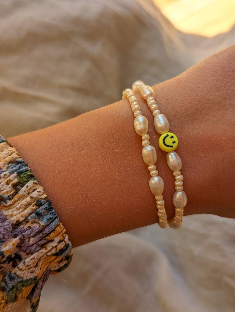 Armband Mit Süßwasserperlen, Buntes Perlenarmband, Glücksbringer, Happy Face von SonnenscheinKonfetti