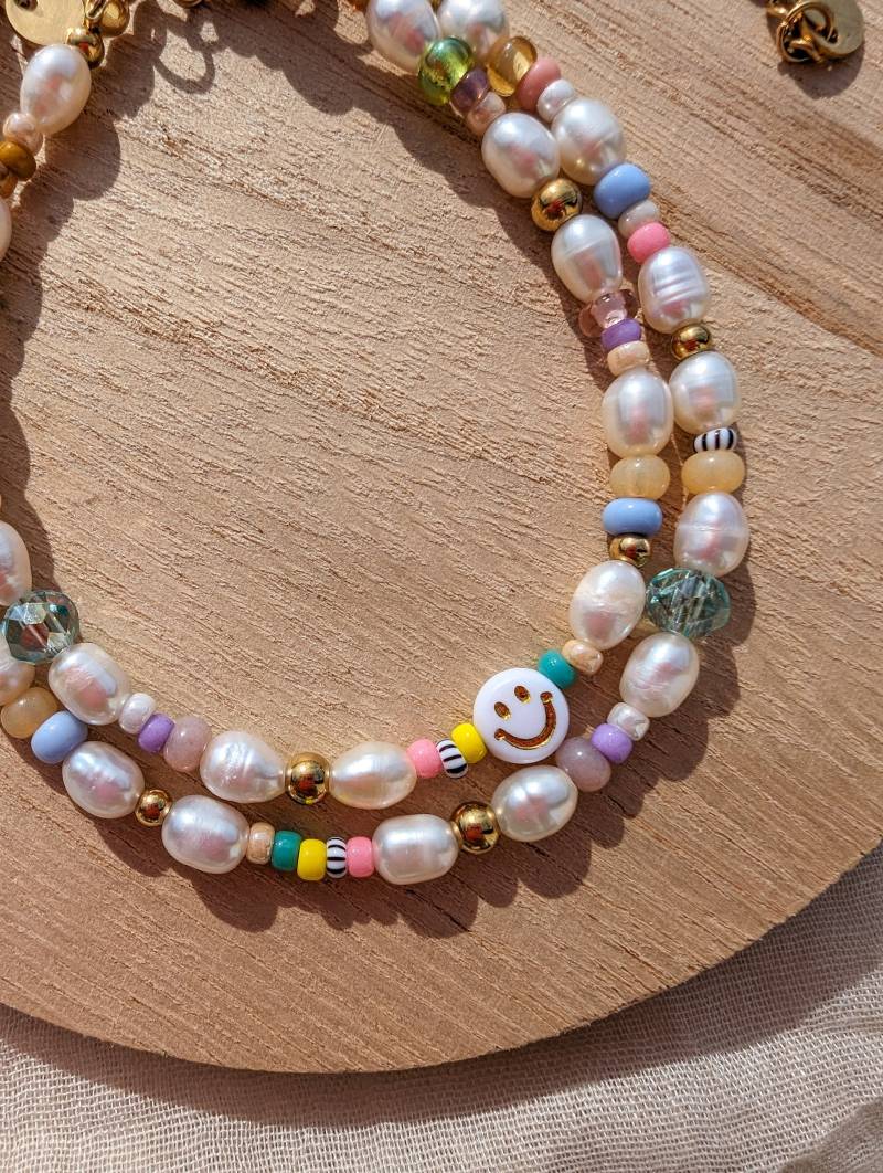 Buntes Perlenarmband Mit Süßwasserperlen, Personalisiertes Armband, Geschenkidee, Wasserfest von SonnenscheinKonfetti