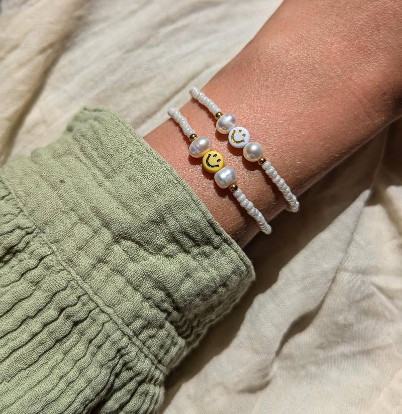 Armband Mit Süßwasserperlen, Personalisiertes Armband, Happy Face, Glückbringer von SonnenscheinKonfetti
