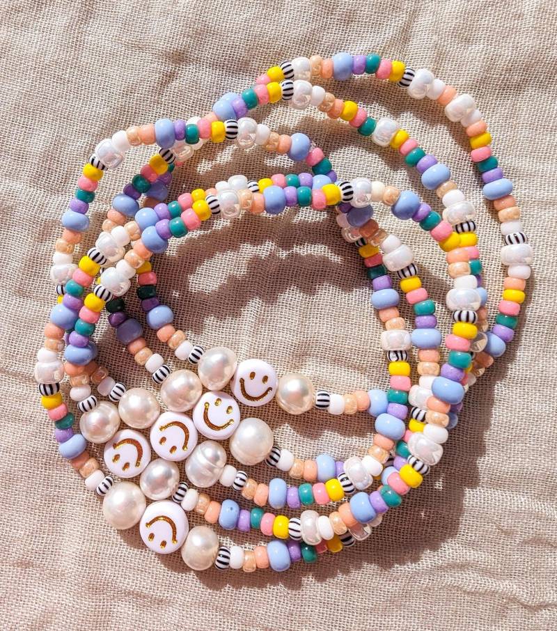 Armband Mit Süßwasserperlen, Buntes Perlenarmband, Pastell Farben, Hochwertig von SonnenscheinKonfetti