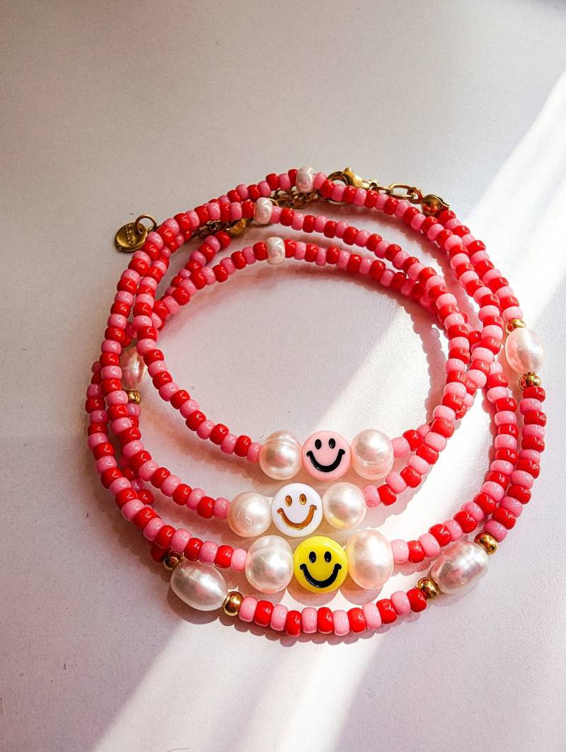 Armband Mit Süßwasserperlen in Rot Und Pink, Freundschaftsarmband, Buntes Perlenarmband, Glücksbringer, Happy Face, Wasserfest von SonnenscheinKonfetti