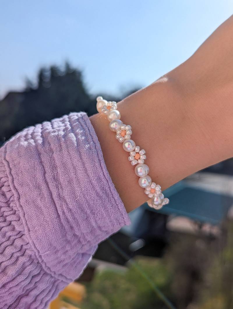 Süßwasserperlen Armband Mit Blumen, Daisy, Gänseblümchen von SonnenscheinKonfetti