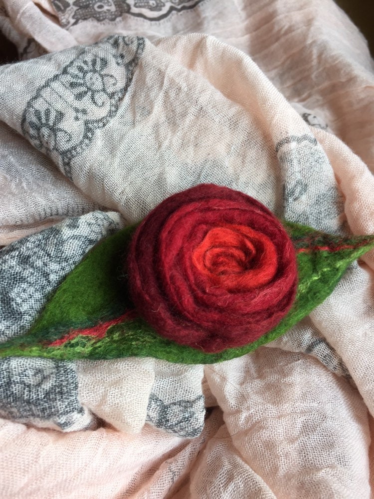 Gefilzte Brosche, Filzbrosche Mit Blatt, Filzrose in Verschiedenen Farben von Sonnentaucher