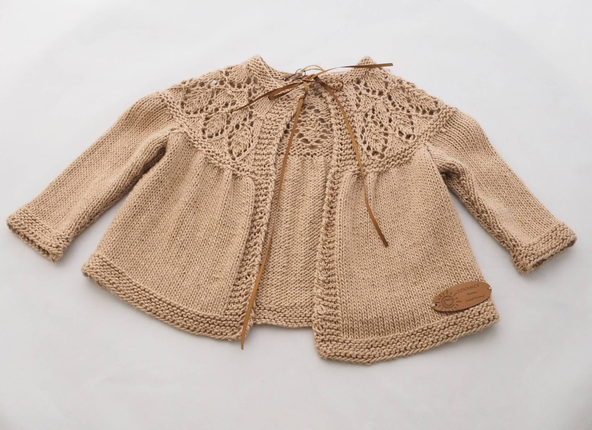 Handgestricke Babyjacke "Anna" Gr. 56/62 von SonnhofStrickuStoff