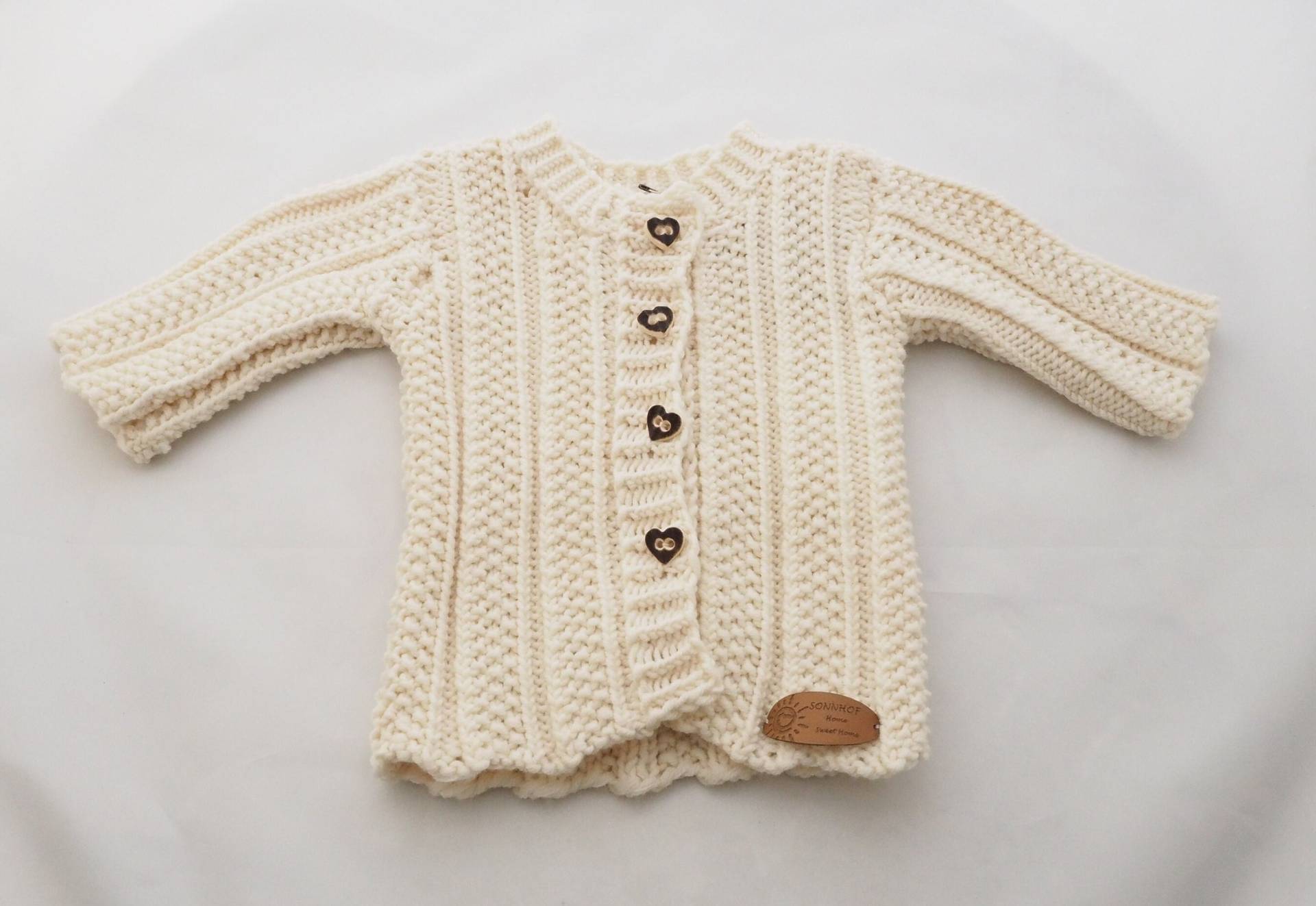 Handgestrickte Babyjacke "Edelweiß" Gr. 74 von SonnhofStrickuStoff