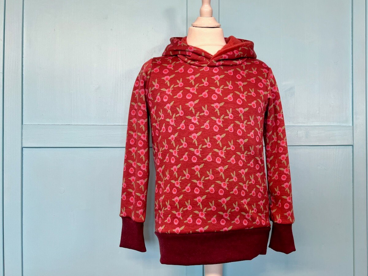 Hoodie Alpenfleece Blumig Rot von SonntagCosywear
