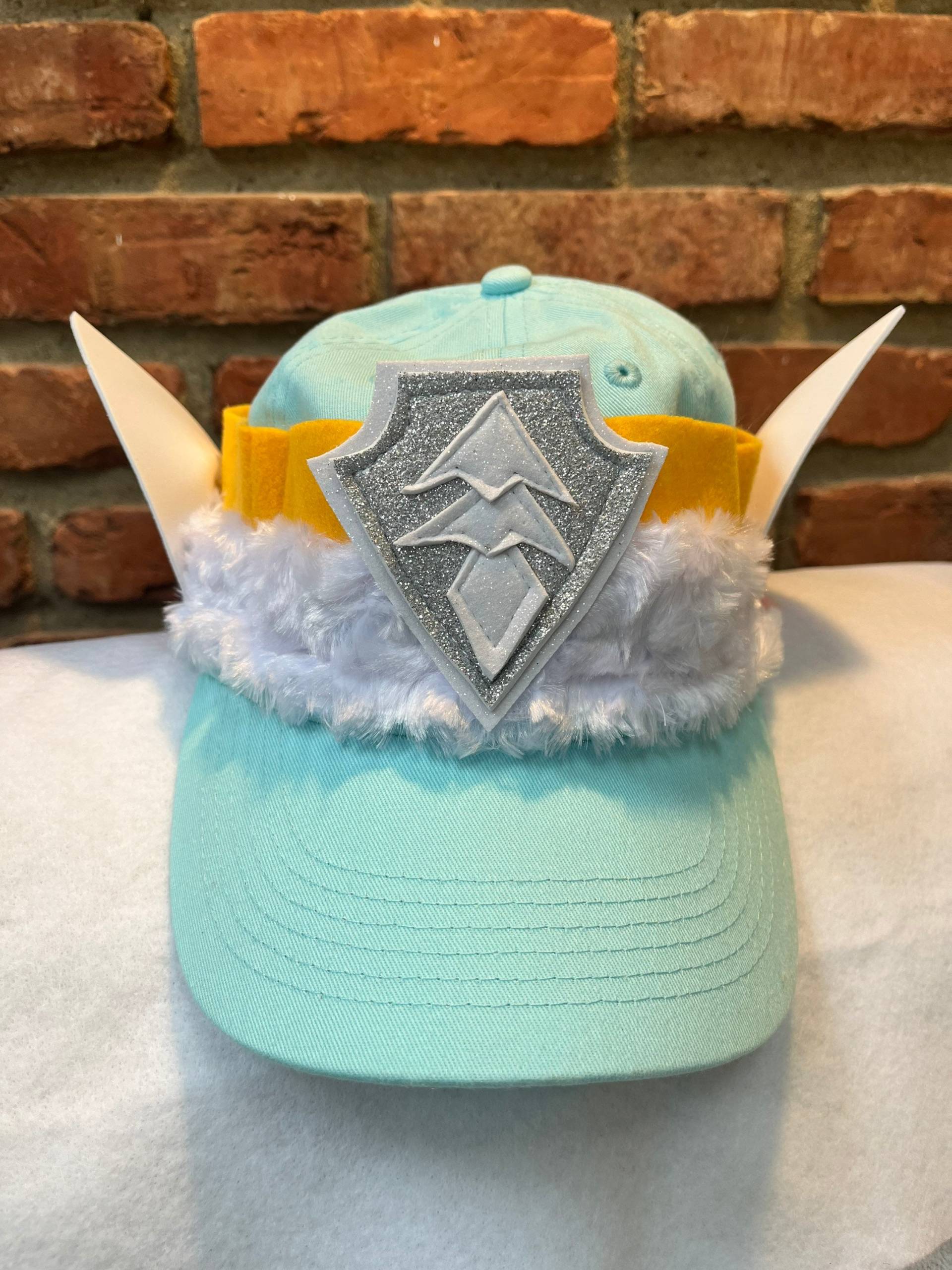 Mountain Pup Baseball Cap Mit Weißem Kunstfell - Kindergröße Oder Erwachsenengröße von Sonorali